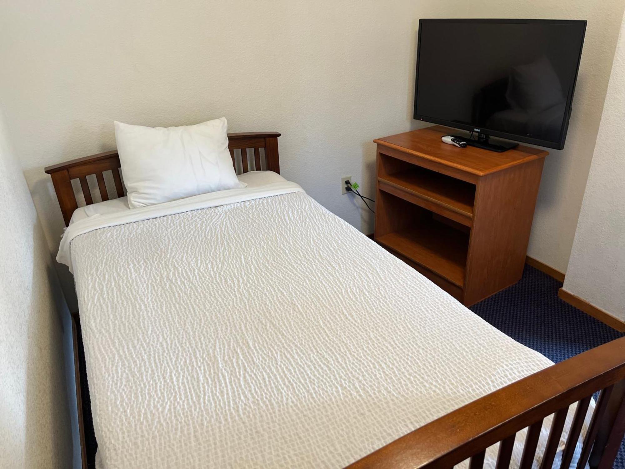 Creekside Inn & Suites Уилиц Екстериор снимка