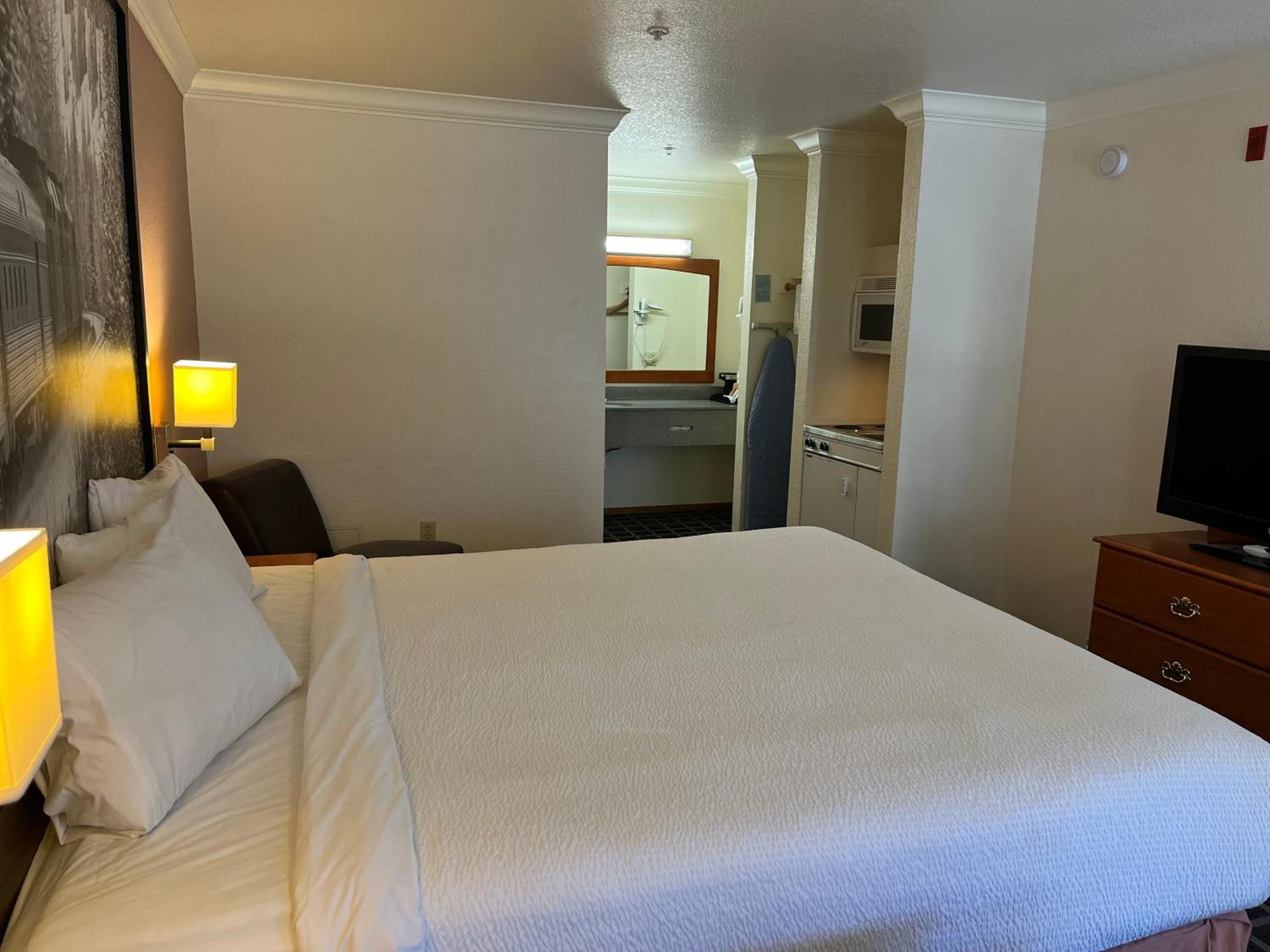 Creekside Inn & Suites Уилиц Екстериор снимка