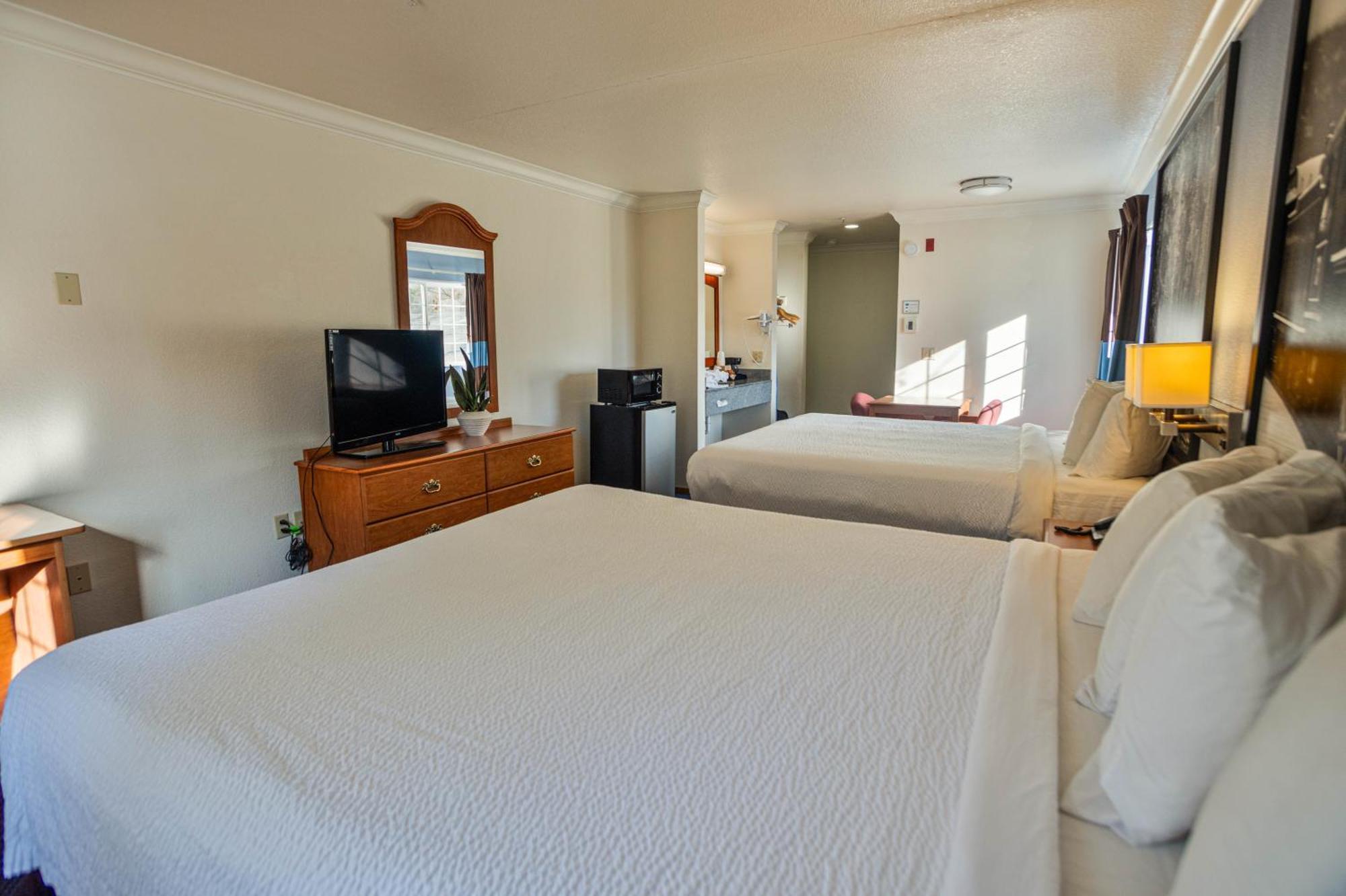 Creekside Inn & Suites Уилиц Екстериор снимка